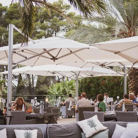 Chateau Les Carrasses 4*