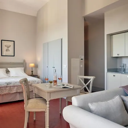 Chateau Les Carrasses فندق كابيستانج
